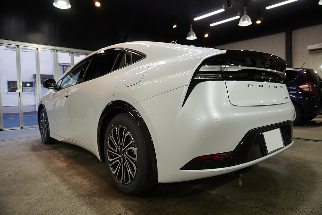 仙台のプロショップによるプリウスPHEV施工。3層構造のセラミック被膜が、日常の汚れや微細な傷から大切なボディを強固にガード。