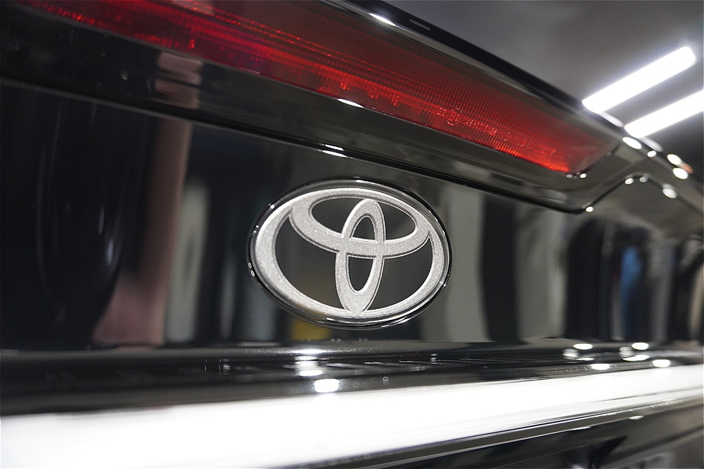 プリウスPHEV施工事例。東北・宮城でのエコドライブを彩る高耐久セラミック。鏡のような質感で、街中を魅了する存在感を演出。