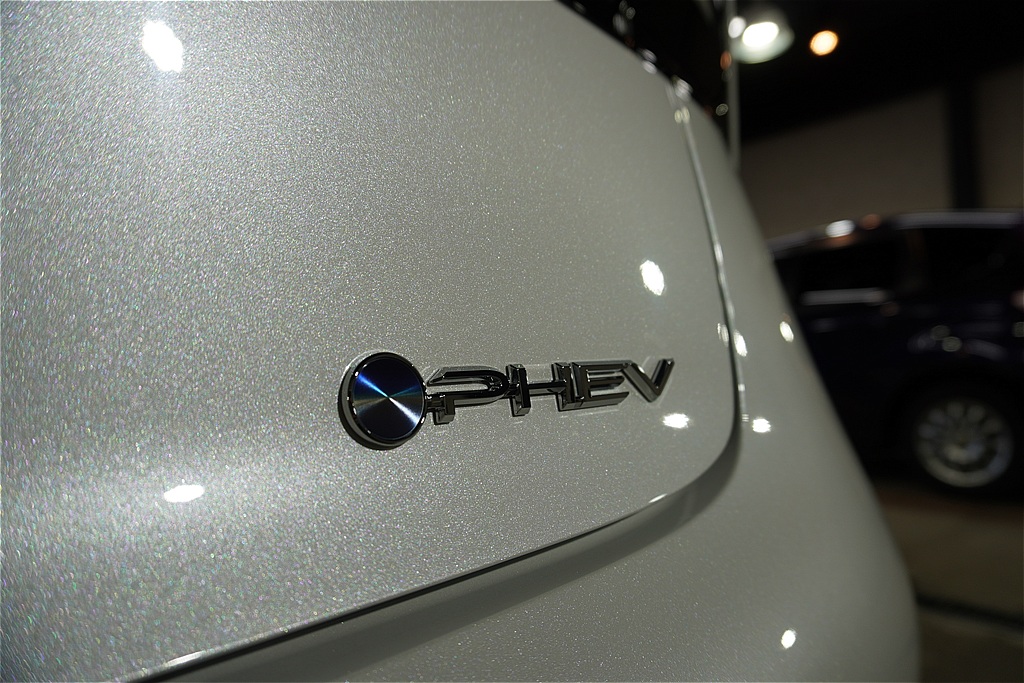 仙台のプロショップが手掛けるプリウスPHEV。最高峰セラミックの3層被膜が、流麗なサイドラインと低重心なフォルムを美しく強調。