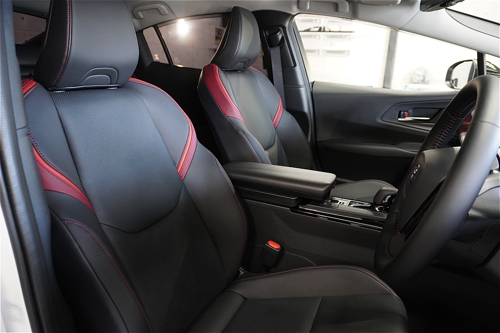 宮城県仙台市でのシートコーティング施工。ジーンズの色移りや不意な飲みこぼしも、コーティング被膜が染み込みを抑えて美しさをキープ。