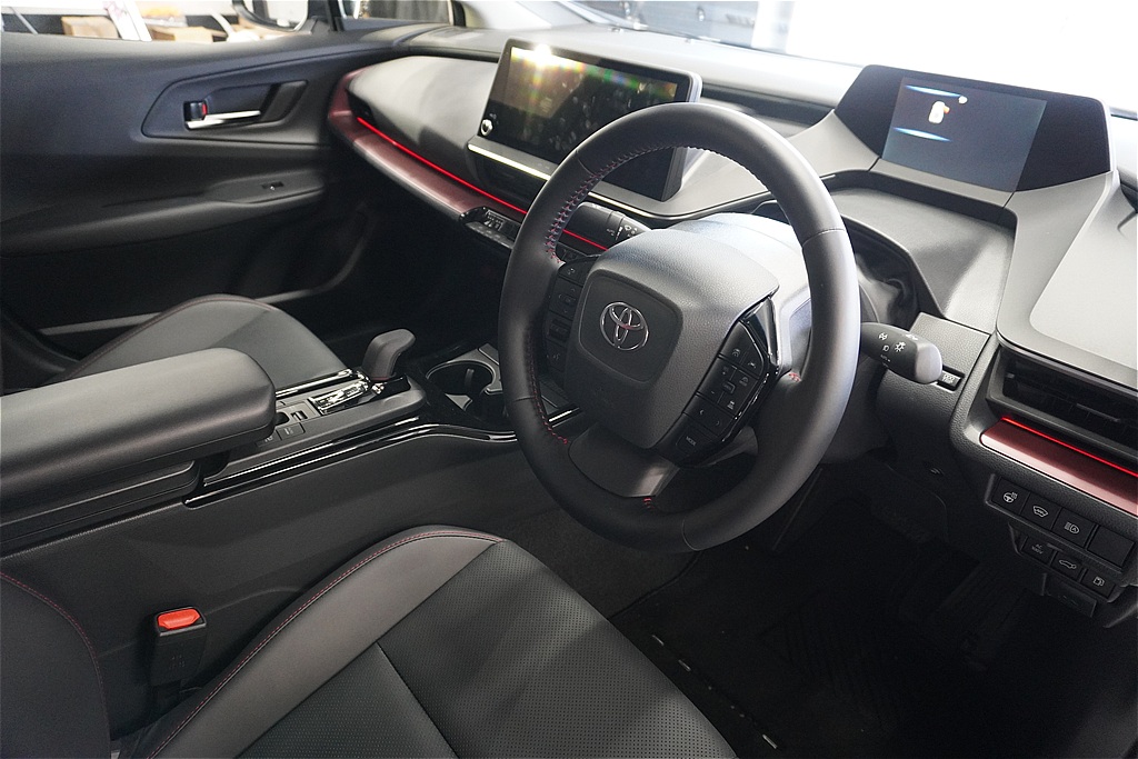 仙台でシートコーティングなら。防汚性能に優れた被膜が、ハンドルやコンソールなど手が触れる箇所のテカリや擦れを長期間防ぎます。