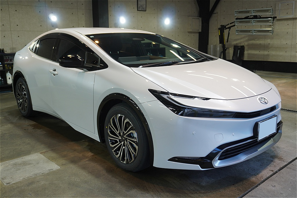 プリウスPHEV施工事例。宮城・仙台の厳しい気候下でも、セラミックコーティング独自の超撥水性能が大切な愛車の塗装を保護。
