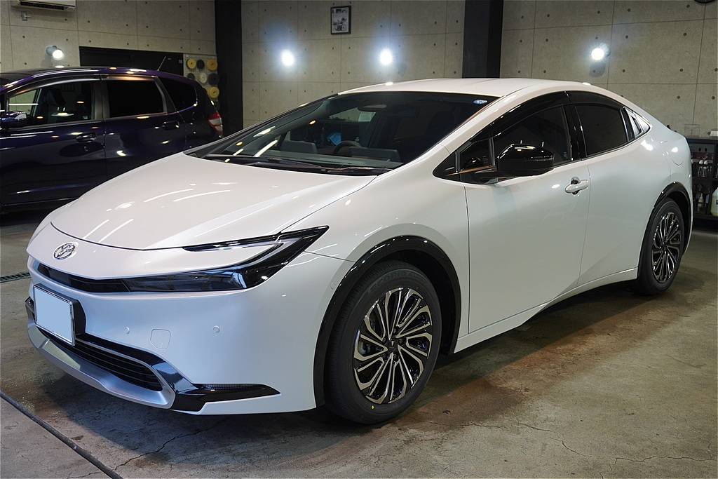 仙台でプリウスPHEVのコーティングなら。熟練の磨き技術で、滑らかなモノフォルムボディに鏡のような深い艶を与えます。