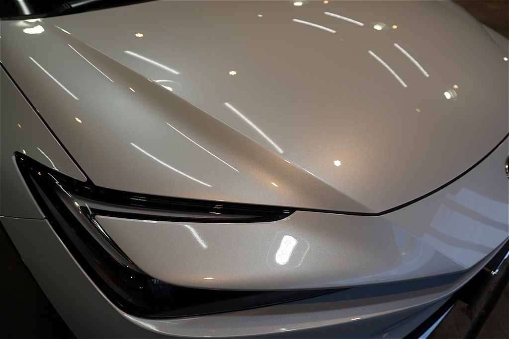 リボルト仙台によるプリウスPHEV施工。セラミックの高い防汚性能により、ハイブリッド車の美しいボディを洗車だけで簡単に維持。