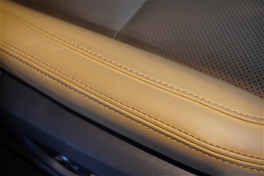 宮城県仙台市でのレクサスLX内装コーティング。最高級レザーシートを専用被膜で保護し、ジーンズの色移りや擦れから質感を守り抜きます。