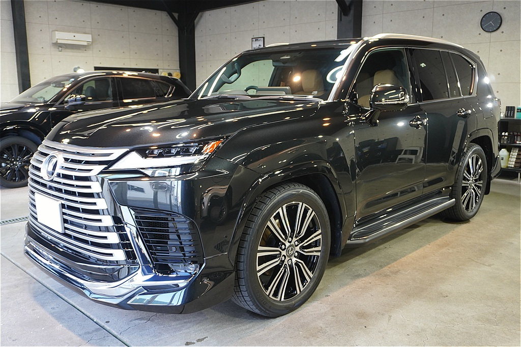 仙台でレクサスLXのコーティングなら。熟練の磨きでレクサス独自の塗装密度を最大限に引き出し、鏡のような深い艶と光沢を与えます。