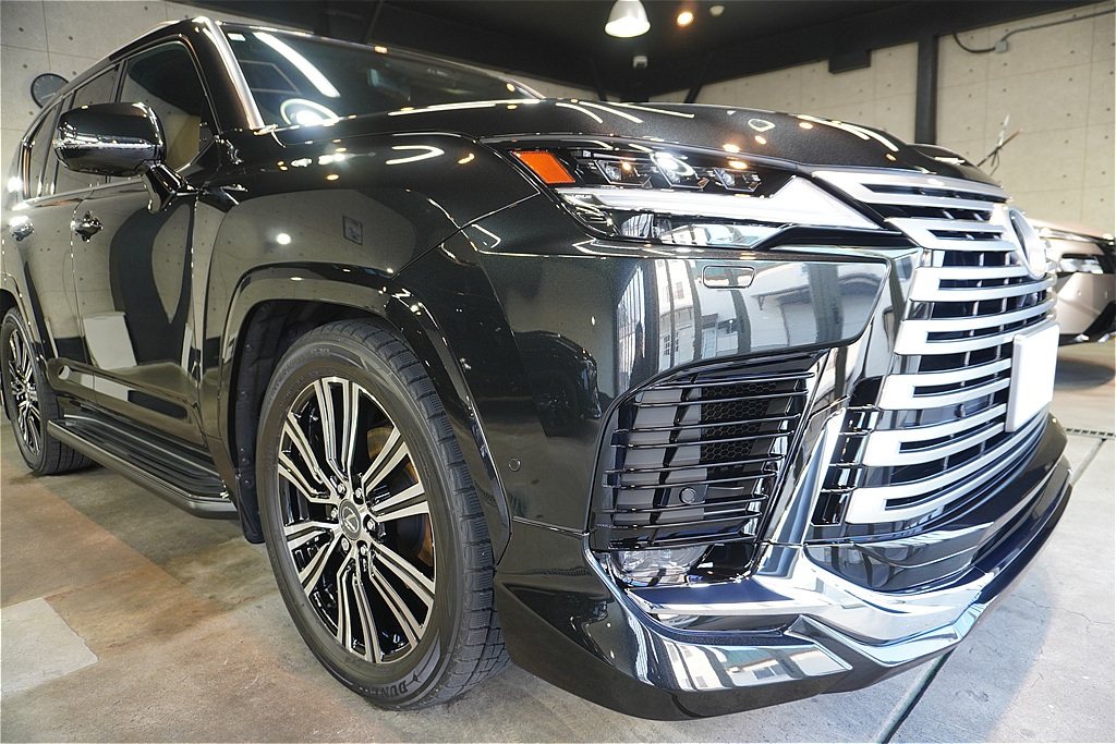 リボルト仙台によるレクサスLX施工。3層構造のセラミック被膜が、巨大なスピンドルグリルから細部までを強固に保護し、至高の輝きを実現。