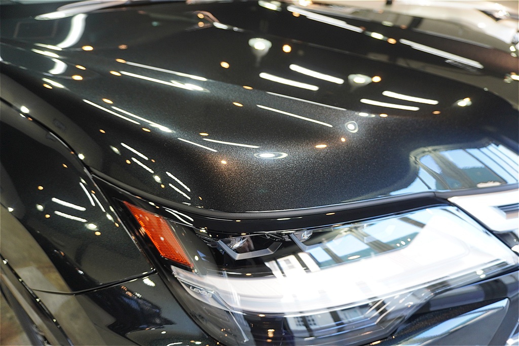 リボルト仙台によるレクサスLX施工。3層構造のセラミック被膜が、巨大なスピンドルグリルから細部までを強固に保護し、至高の輝きを実現。