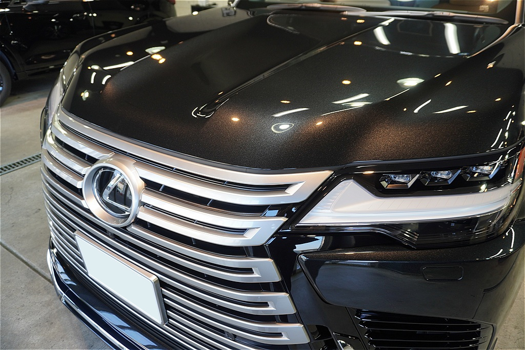 宮城・仙台の専門店が仕上げるレクサスLX。最高峰セラミックの密着力で、新車以上の透明感とラグジュアリーSUVに相応しい資産価値を守り抜きます。