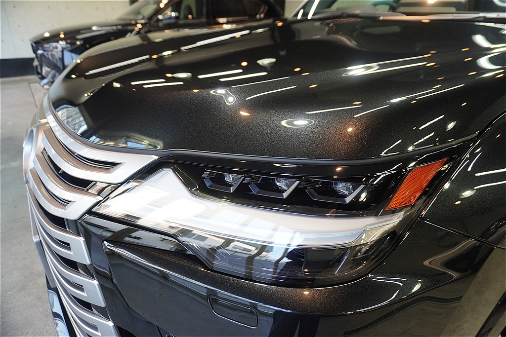 宮城・仙台の専門店が仕上げるレクサスLX。最高峰セラミックの密着力で、新車以上の透明感とラグジュアリーSUVに相応しい資産価値を守り抜きます。