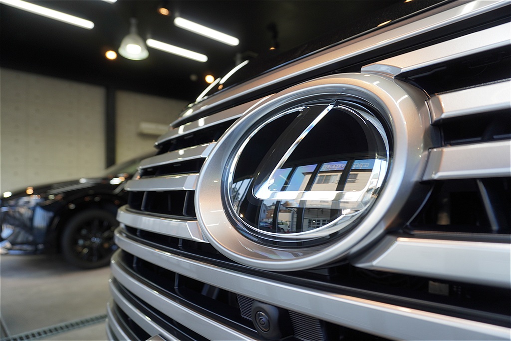 レクサスLXの施工事例。仙台の環境に最適なセラミックコーティング。専門店の高度な下地処理で、重厚感あふれるボディラインを美しく強調。