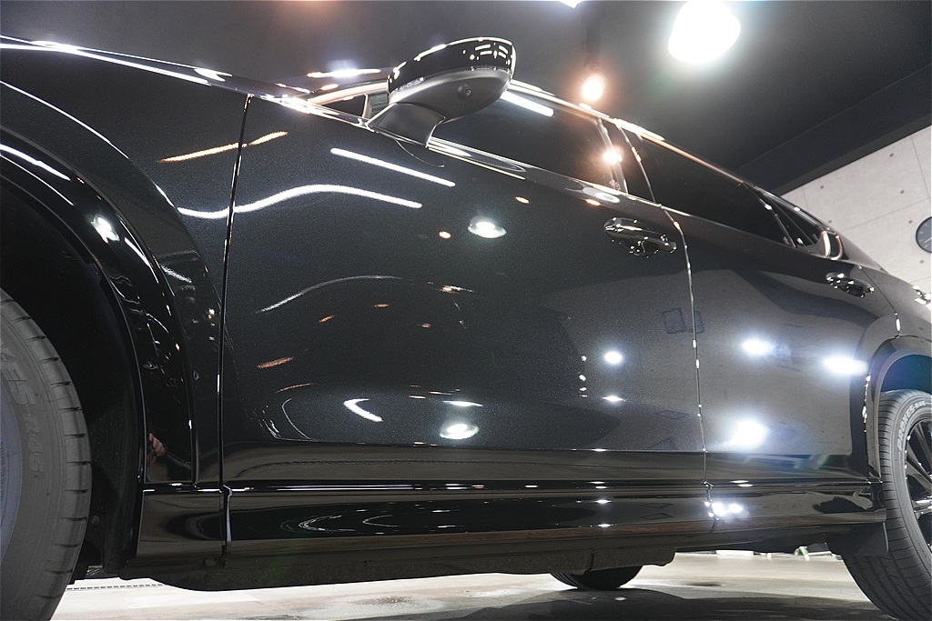 仙台のプロショップによるCX-5施工。未塗装樹脂パーツまでガラス被膜で保護し、白濁を防ぐとともに、しっとりとした黒い質感を維持します。