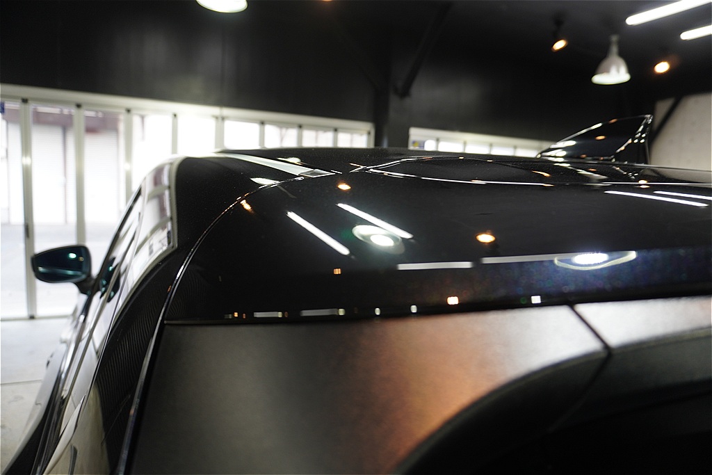 仙台のプロショップによるCX-5施工。未塗装樹脂パーツまでガラス被膜で保護し、白濁を防ぐとともに、しっとりとした黒い質感を維持します。