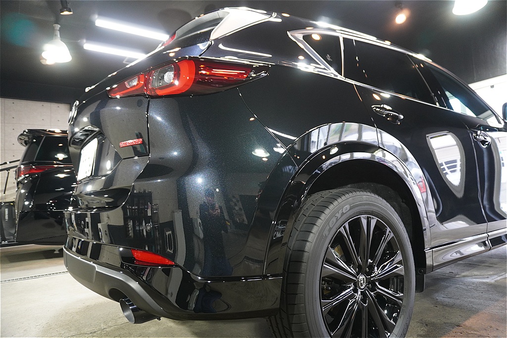 仙台のプロショップが手掛けるCX-5。ガラスコーティング独自の透明度の高い輝きが、プレミアムSUVとしての資産価値を永く守り続けます。