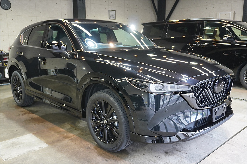 宮城県仙台市でのCX-5施工事例。リボルト・プロ独自の低分子ガラス被膜が、マツダ特有の艶やかなボディラインをより深く美しく際立たせます。