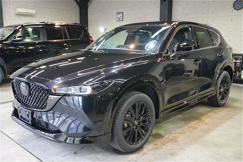 仙台でCX-5のコーティングなら。独自の磨き技術で塗装のポテンシャルを解放し、ガラスコーティングによる鏡のような輝きを引き出します。