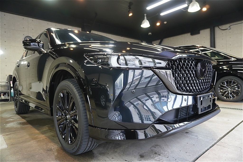 仙台でCX-5のコーティングなら。独自の磨き技術で塗装のポテンシャルを解放し、ガラスコーティングによる鏡のような輝きを引き出します。