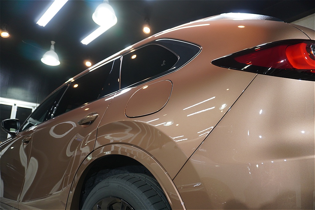 CX-80施工事例。東北・宮城での多人数でのロングドライブを支える強靭なガラス被膜。濡れたような質感が圧倒的な存在感を演出。