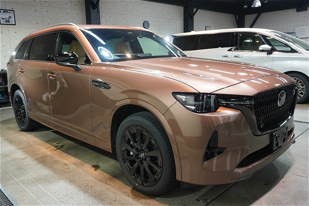 宮城県仙台市でのCX-80施工事例。高品質なガラスコーティングの膜厚感が、ロングノーズで優雅なボディラインを美しく際立たせます。