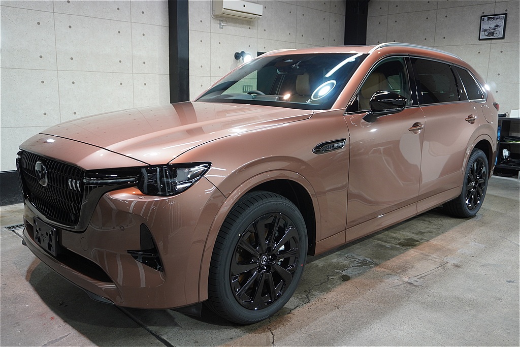 仙台でCX-80のコーティングなら。熟練の磨きでマツダ独自の塗装密度を最大限に引き出し、鏡のような深い艶と光沢を与えます。