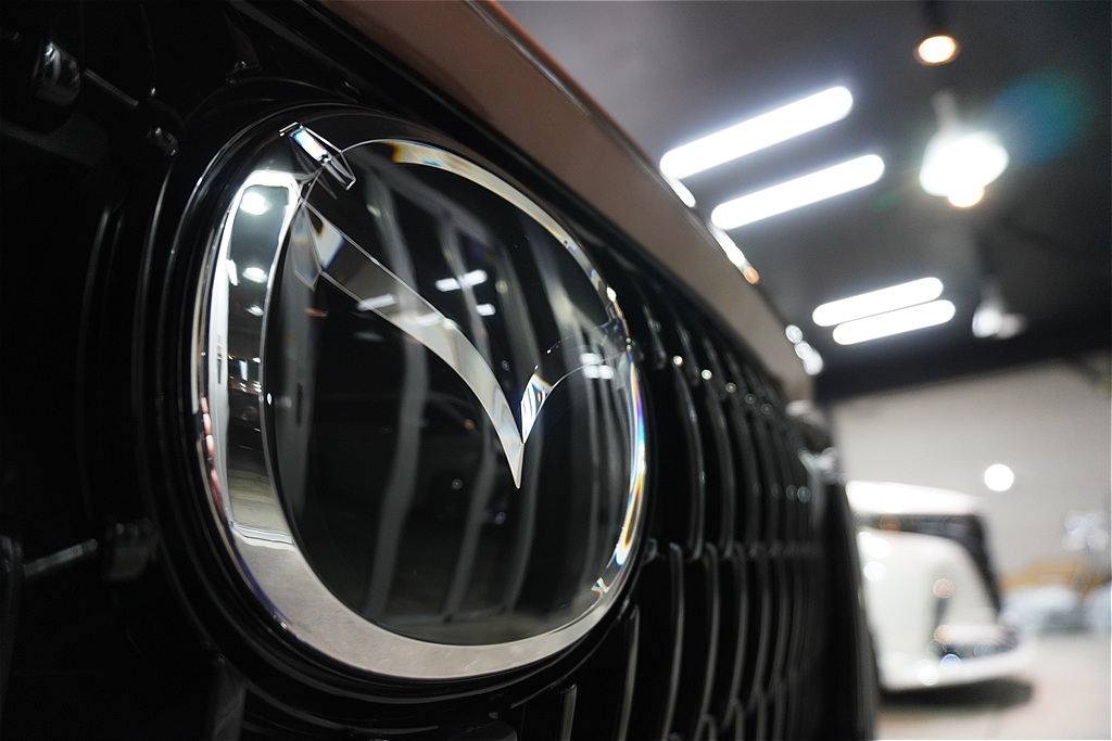 宮城・仙台の専門店が仕上げるCX-80。緻密な下地処理とガラスコーティングの密着力で、新車以上の透明感とフラッグシップの品格を維持。