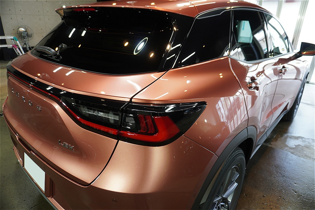 仙台のプロショップによるレクサスLBX施工。緻密なフロントマスクから樹脂パーツまで、新車限定コースで賢くスピーディーにガード。