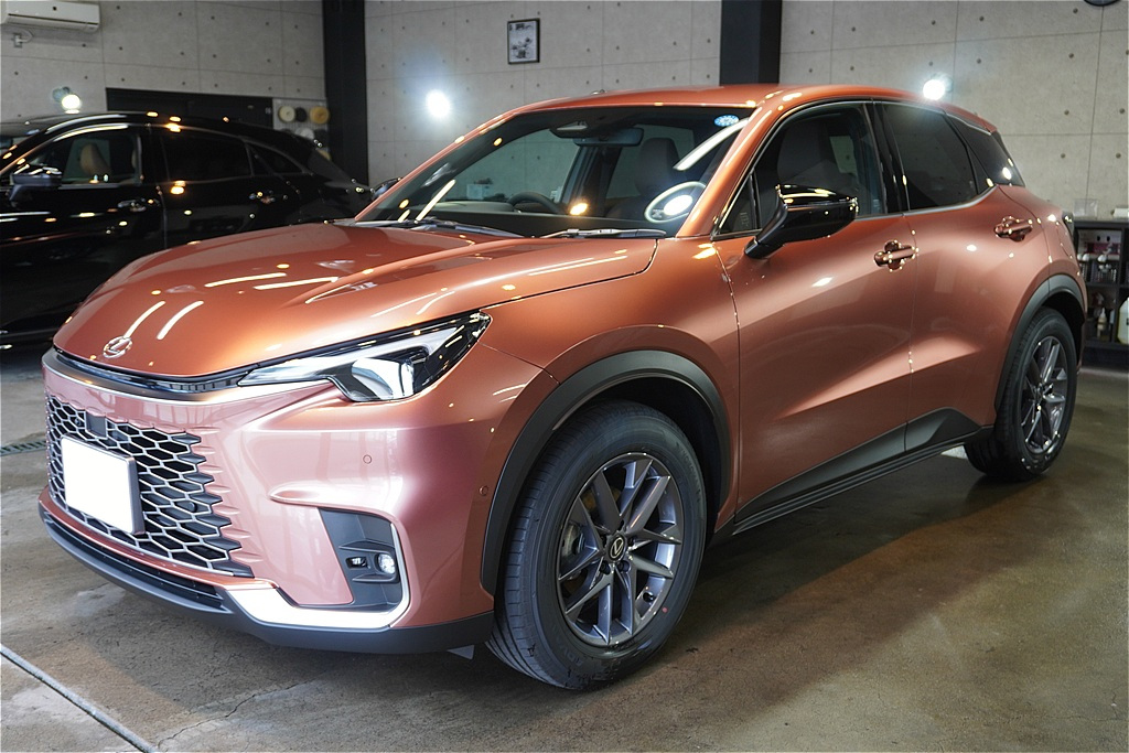 仙台でレクサスLBXのコーティングなら。リーズナブルながらUV軽減効果を持つ専用被膜が、大切な愛車を紫外線から優しく守ります。