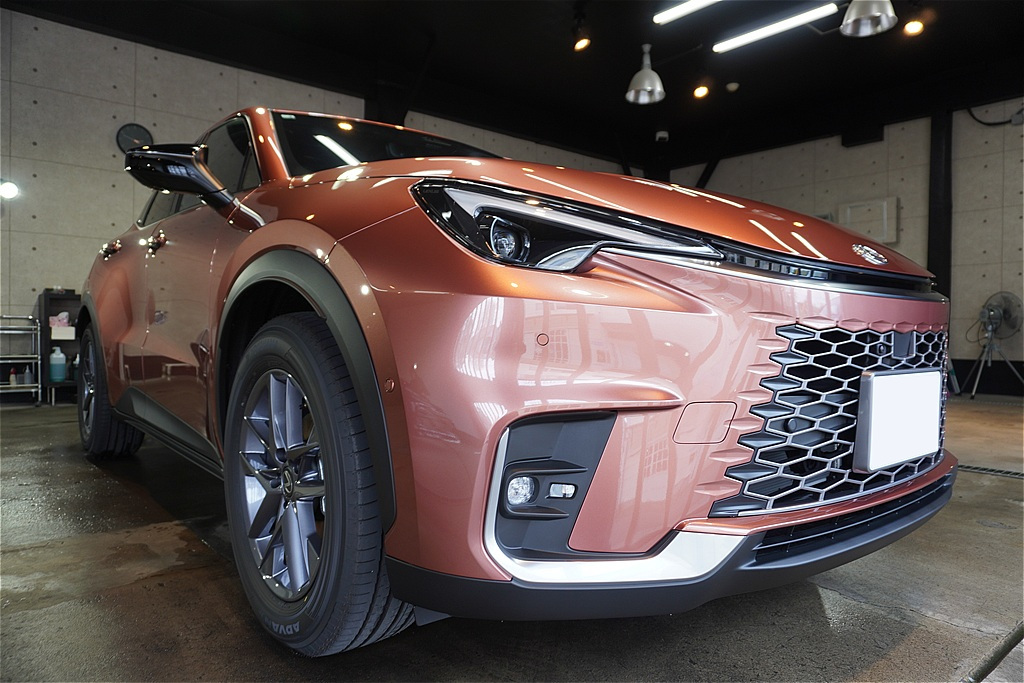 仙台でレクサスLBXのコーティングなら。リーズナブルながらUV軽減効果を持つ専用被膜が、大切な愛車を紫外線から優しく守ります。