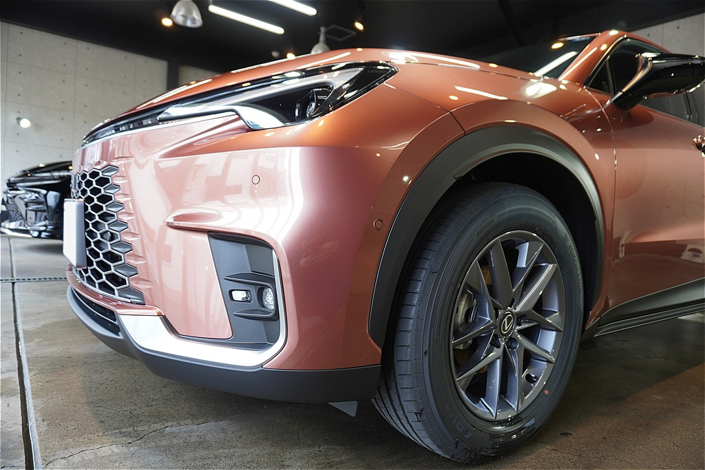 リボルト仙台によるレクサスLBX施工。新車時のみ選択可能な特別コースで、コンパクトラグジュアリーに相応しい艶やかな姿を演出。