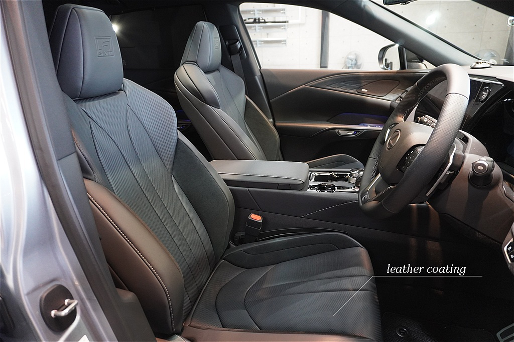 宮城県仙台市でのレクサスRXシートコーティング施工。最高級レザーの風合いをそのままに、ジーンズの色移りや乗降時の擦れから守り抜きます。