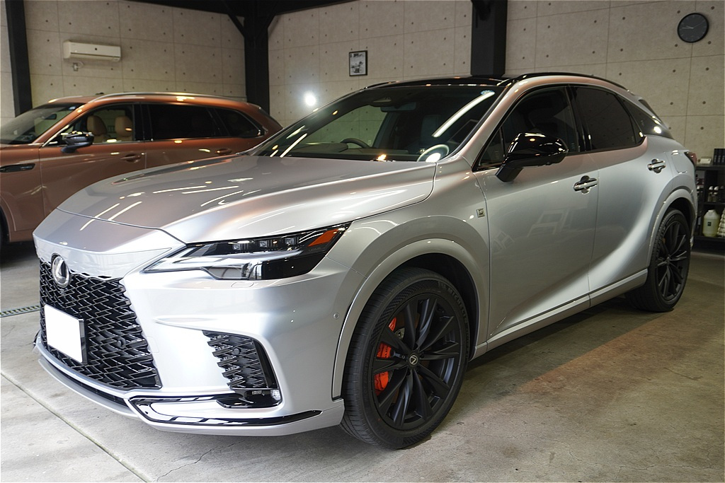 仙台でレクサスRXのコーティングなら。熟練の磨きでレクサス独自の塗装密度を最大限に引き出し、セラミックによる鏡のような深い艶を与えます。