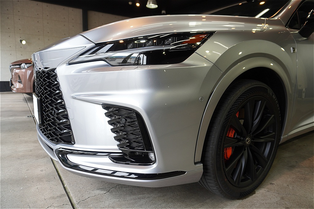 宮城・仙台の専門店が仕上げるレクサスRX。最高峰セラミックの密着力で、雪道の融雪剤や泥汚れも洗車だけで簡単に落ちる艶ボディへ。