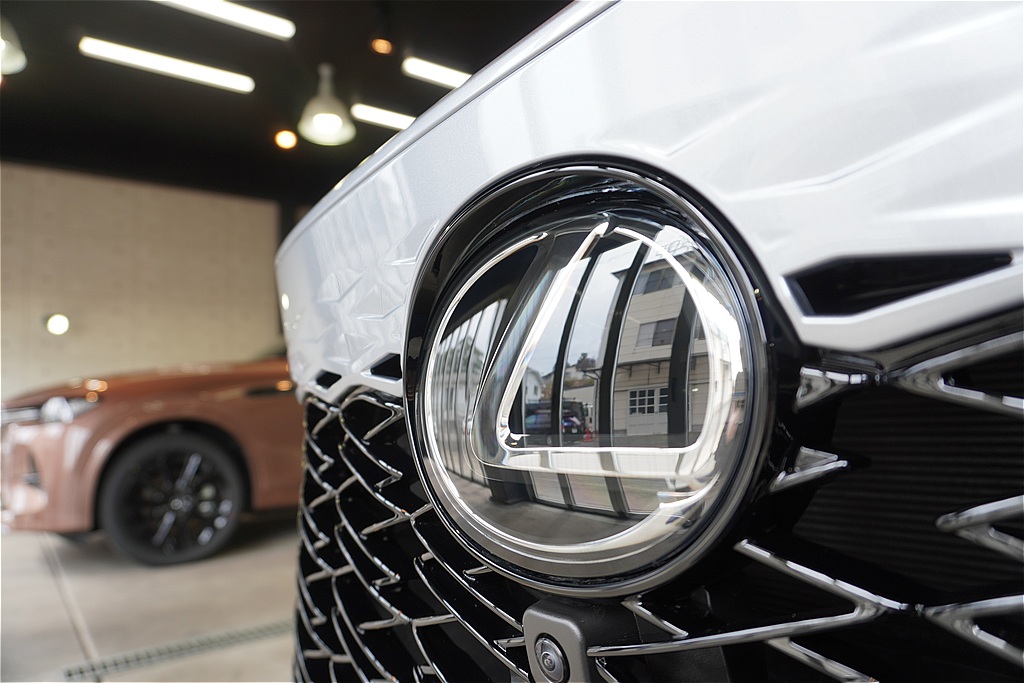 宮城・仙台の専門店が仕上げるレクサスRX。最高峰セラミックの密着力で、雪道の融雪剤や泥汚れも洗車だけで簡単に落ちる艶ボディへ。