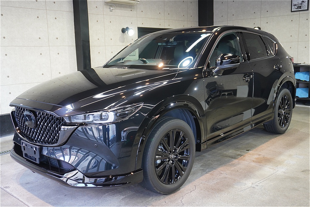 仙台でCX-5のコーティングなら。汚れが目立ちやすい未塗装樹脂パーツもセラミックで保護し、黒々と深みのある質感へ。