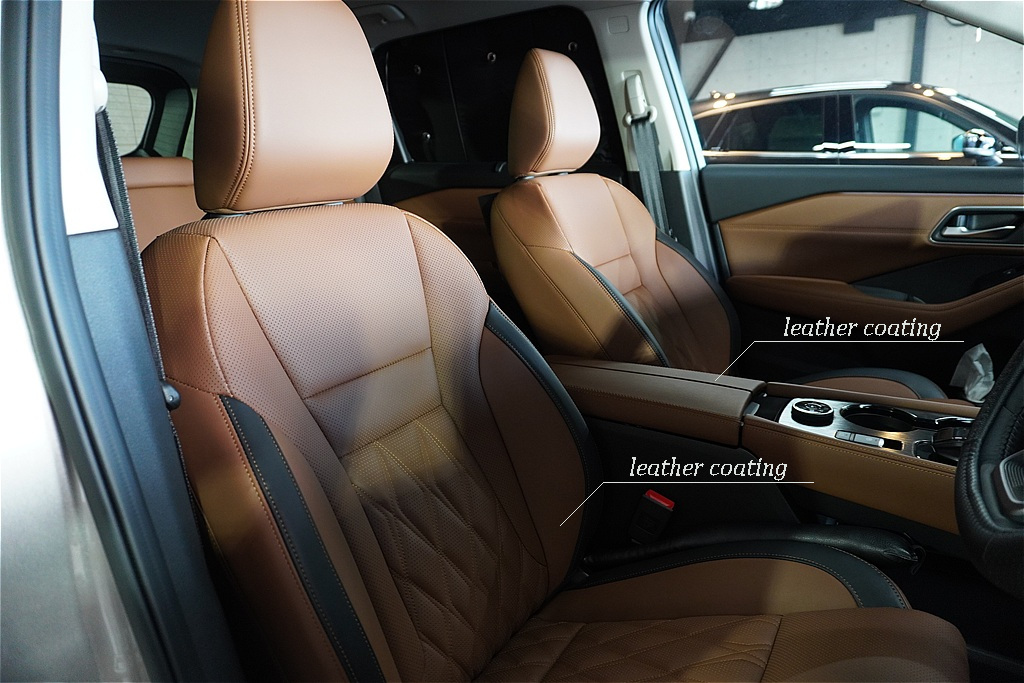 宮城県仙台市でのエクストレイル内装コーティング施工。タフに使うSUVだからこそ、専用被膜でシートの擦れやジーンズの色移りを強力に防ぎます。