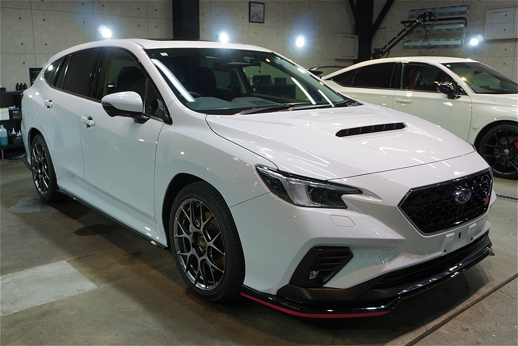 宮城県仙台市でのレヴォーグ施工事例。最高級セラミックコーティングの3層被膜が、スポーティーで流麗なボディラインを美しく際立たせます。