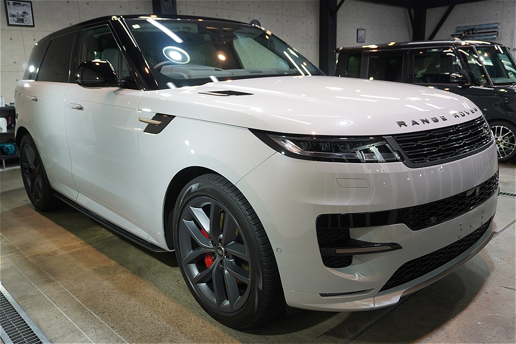 仙台でレンジローバースポーツのコーティングなら。独自の磨き技術で塗装面を整え、セラミックによる鏡のような深い艶と透明感を与えます。