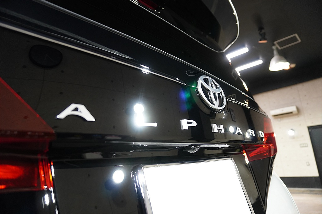 アルファード エグゼクティブラウンジ施工事例。東北・宮城での優雅な移動を支える強靭なセラミック被膜。濡れたような質感が、最高級の姿を演出。