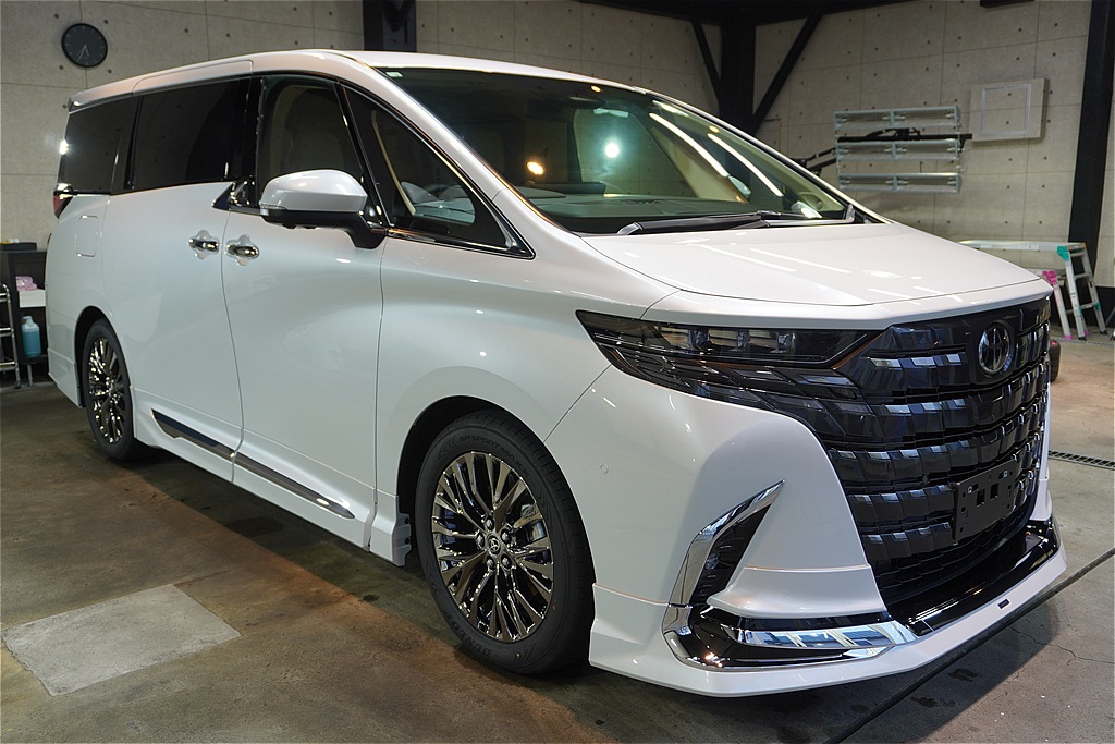 宮城県仙台市でのアルファード エグゼクティブラウンジ施工事例。最高級セラミックコーティングの3層被膜が、フラッグシップに相応しい至高の艶を際立たせます。