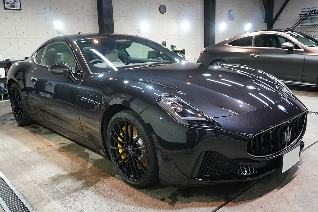 宮城県仙台市でのマセラティ・グラントゥーリズモ施工事例。最高級セラミックの3層被膜が、官能的なボディラインをより艶やかに引き立てます。