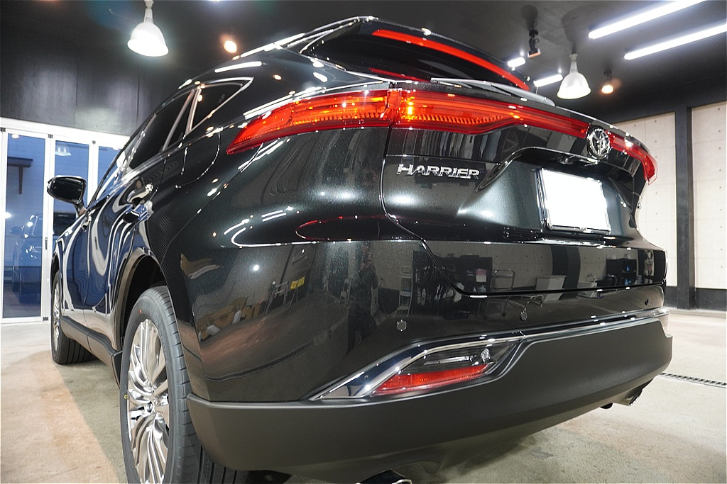 仙台のプロショップによるハリアー施工。複雑なフロントグリルから細部までガラス被膜で保護し、究極の防汚性能を発揮します。