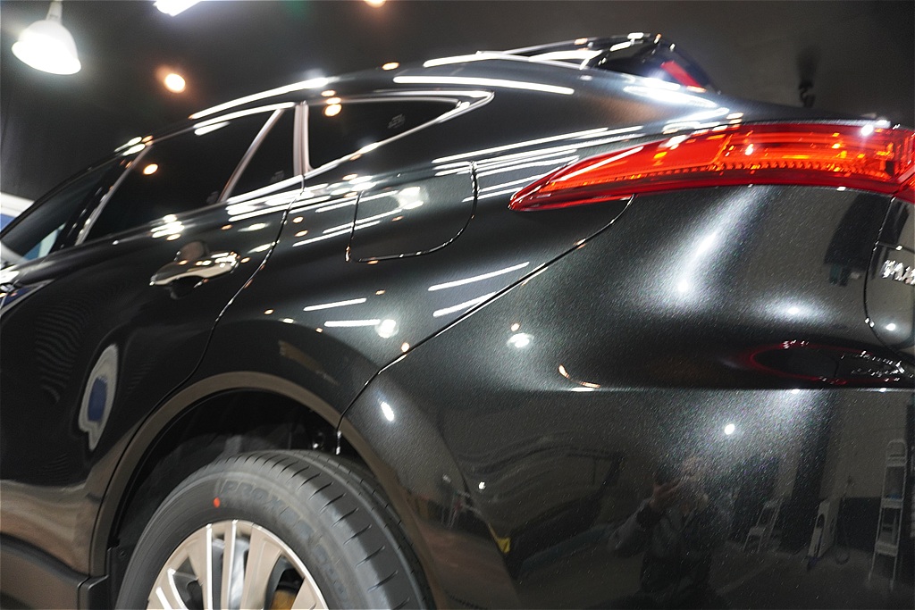 仙台のプロショップによるハリアー施工。複雑なフロントグリルから細部までガラス被膜で保護し、究極の防汚性能を発揮します。