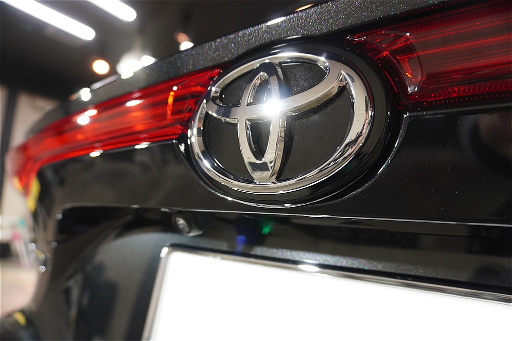 ハリアー施工事例。東北・宮城でのアクティブかつ優雅なドライブを支える強靭なガラス被膜。濡れたような質感が、夜の街並みにも映える一台へ。