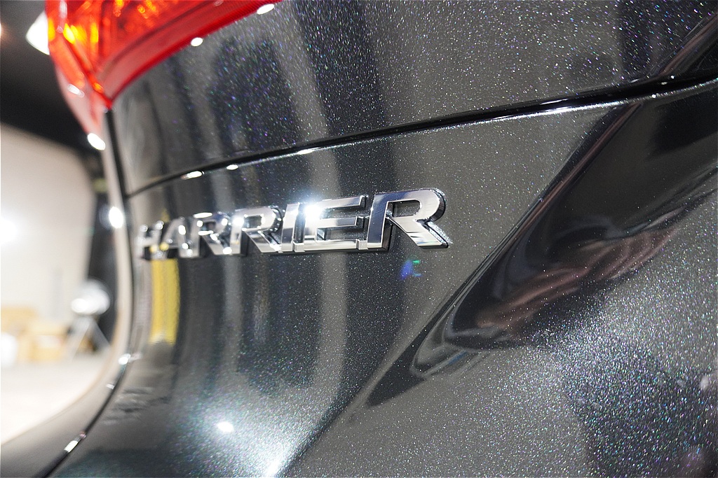 仙台のプロショップが手掛けるハリアー。ガラスコーティング独自の透明度の高い輝きが、プレミアムSUVとしての資産価値を永く守り続けます。