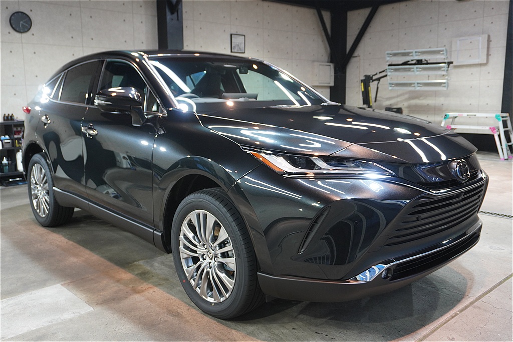 宮城県仙台市でのハリアー施工事例。高品質なガラスコーティングが、都会的なシルエットと流麗なボディラインを美しく際立たせます。