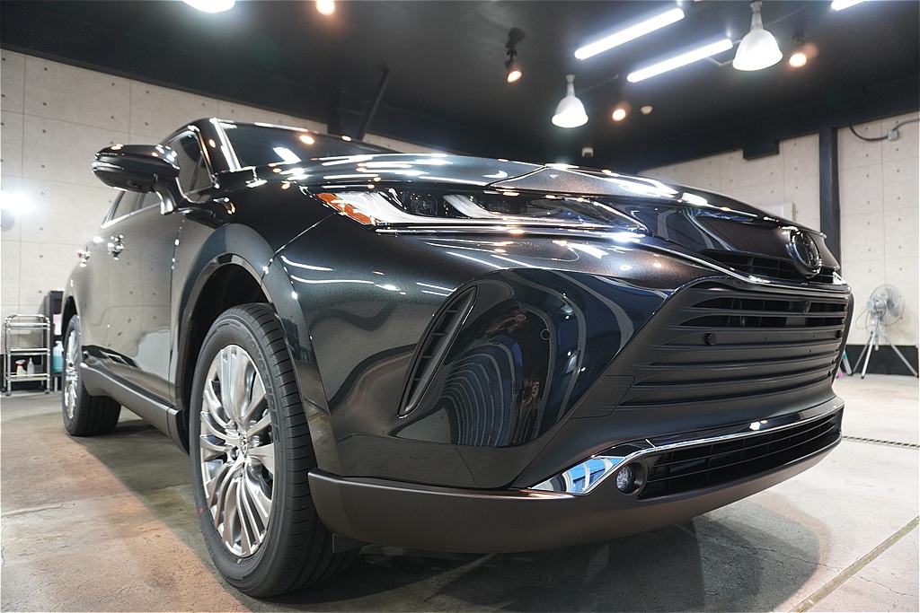 仙台でハリアーのコーティングなら。独自の磨き技術で塗装の曇りを一掃し、ガラス被膜による鏡のような深い艶と光沢を与えます。