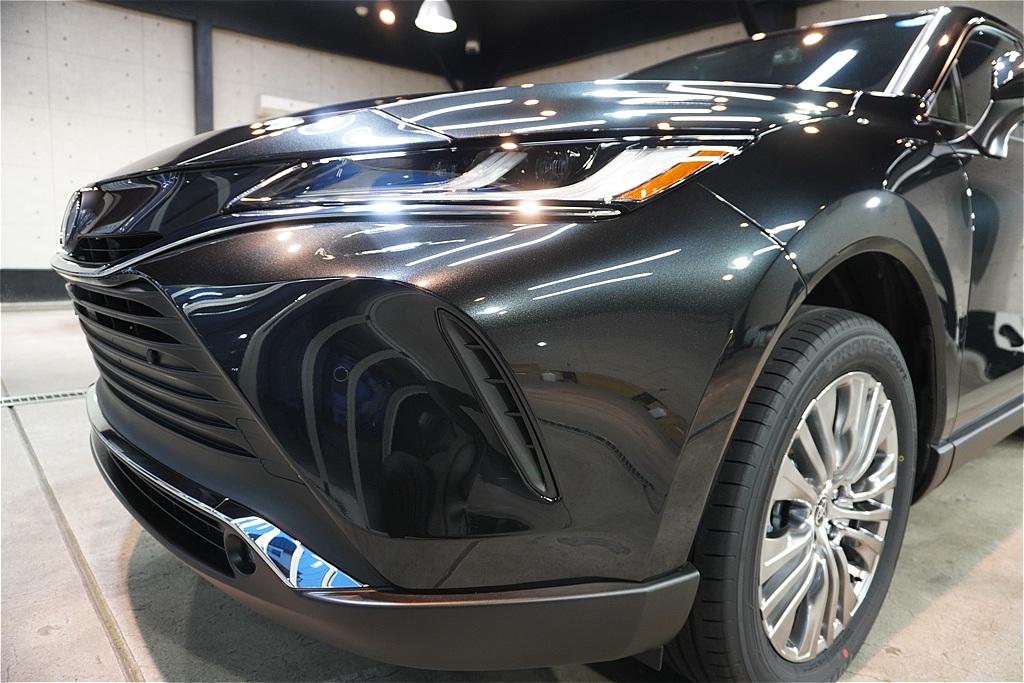 宮城・仙台の専門店が仕上げるハリアー。緻密な下地処理とガラスコーティングの密着力で、新車以上の透明感と圧倒的な存在感を実現。