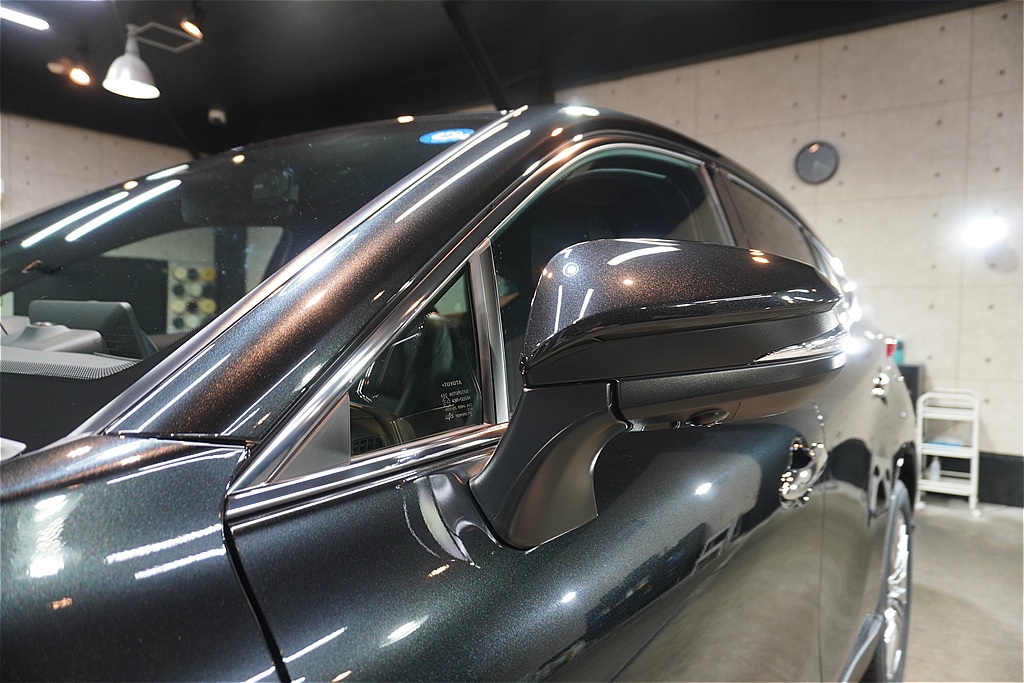 宮城・仙台の専門店が仕上げるハリアー。緻密な下地処理とガラスコーティングの密着力で、新車以上の透明感と圧倒的な存在感を実現。