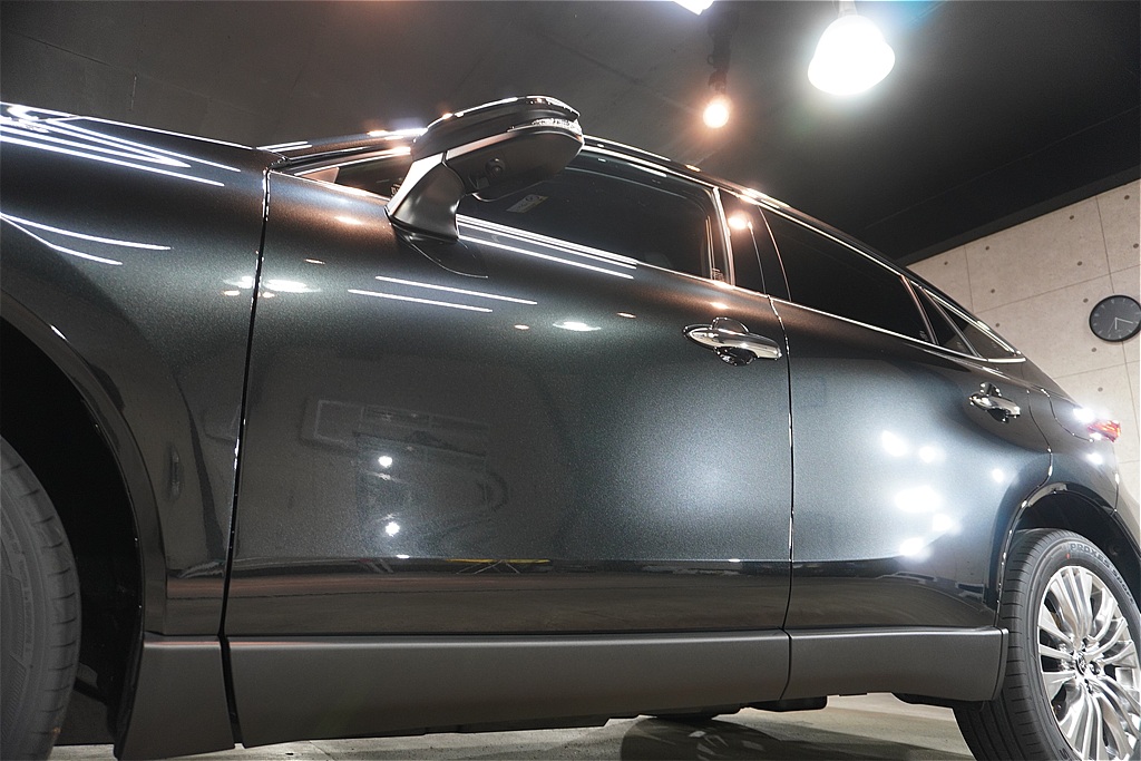 ハリアーの施工事例。仙台・東北の気候に最適な高耐久ガラスコーティング。専門店の高度な技術で、重厚感あふれる輝きを永く維持します。