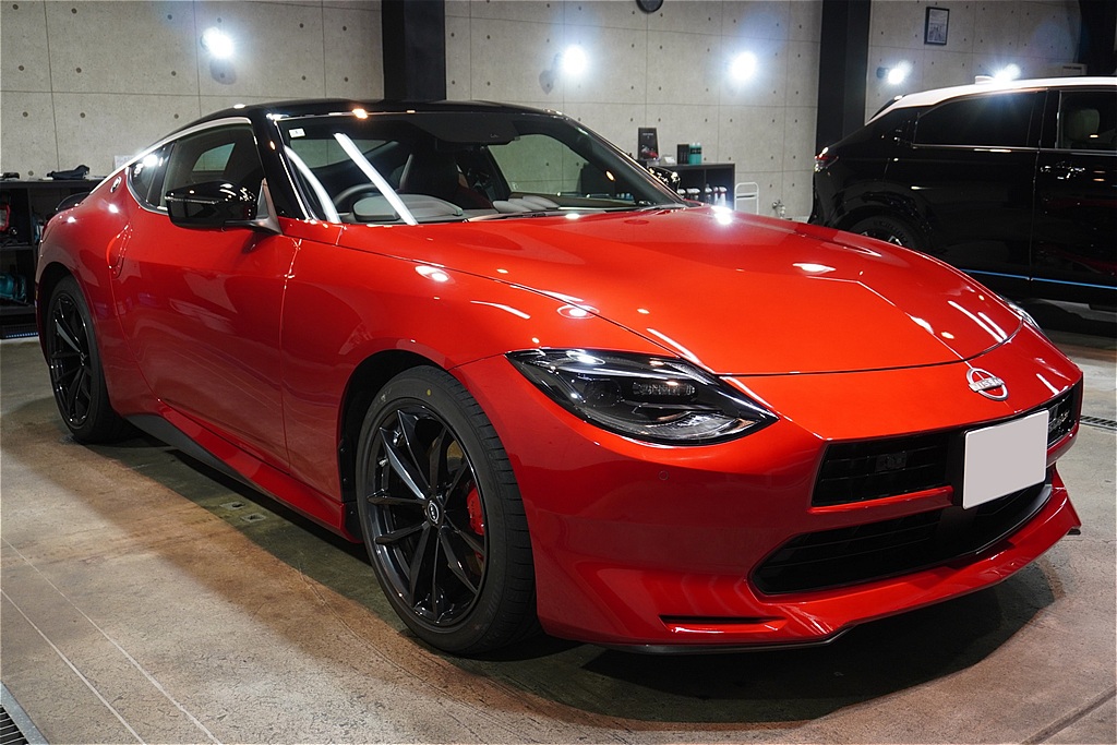 宮城県仙台市での新型フェアレディZ施工事例。最高級セラミックコーティングの3層被膜が、伝統的なロングノーズの曲線美を艶やかに強調します。